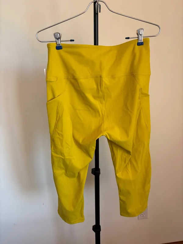 High-Waist Yellow Capri Leggings with Side Pockets - Image 3