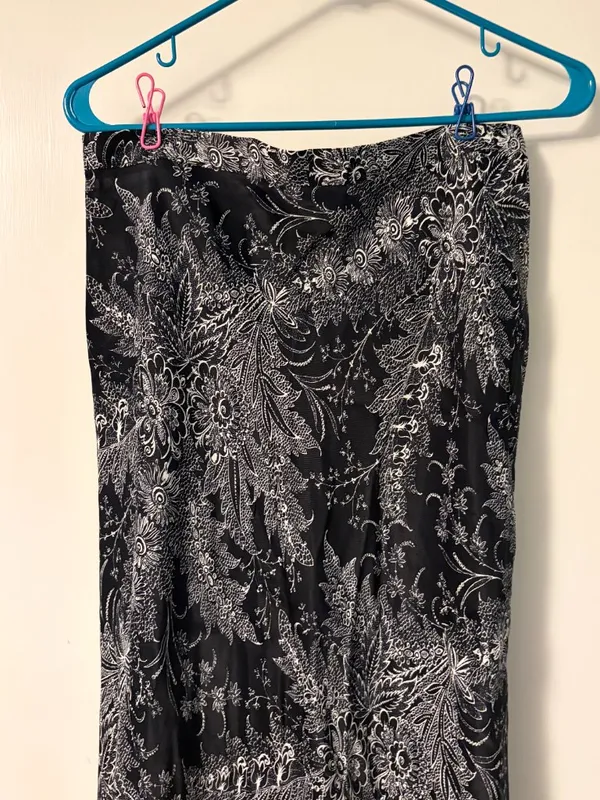 Anthropologie bias satin midi skirt black white paisley floral size 8 bohemian - Image 5