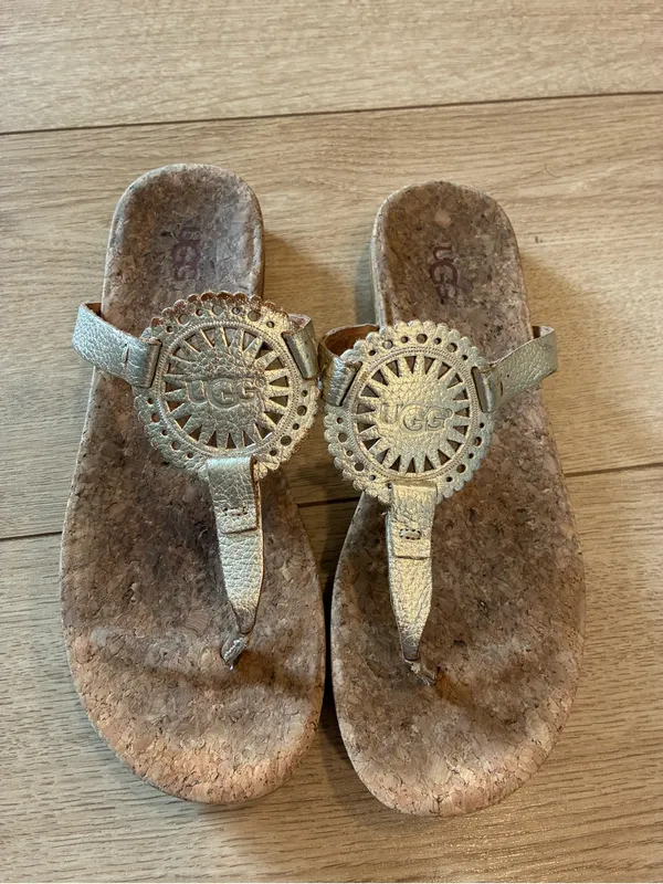 Ugg Women’s Ayden II Leather Gold Thong Sandal Slip On Size 7.5 - Image 4