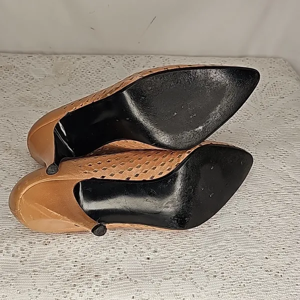 Caressa Spain leather tan eyelet closed point toe tan heels sz 6.5 - Image 8