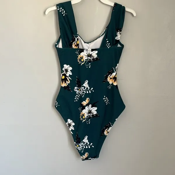 New with tags Cupshe Green and White Floral One Piece Swimsuit. Size XS - Image 3