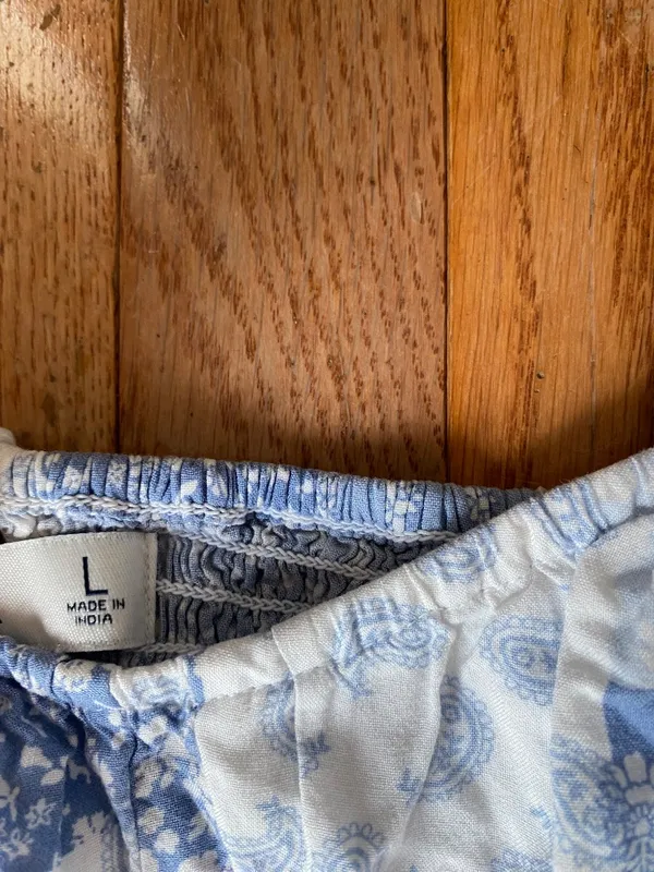 blue and white floral Hollister patchwork crop smocked top - Image 3