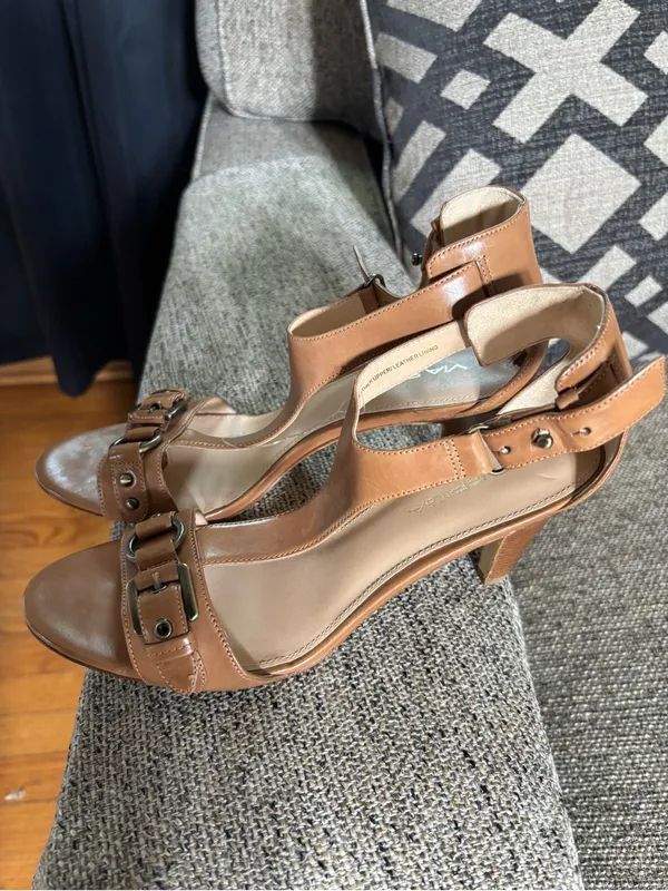 Via Spiga Tan Leather T-Strap Sandals with Buckle Accent - Image 3