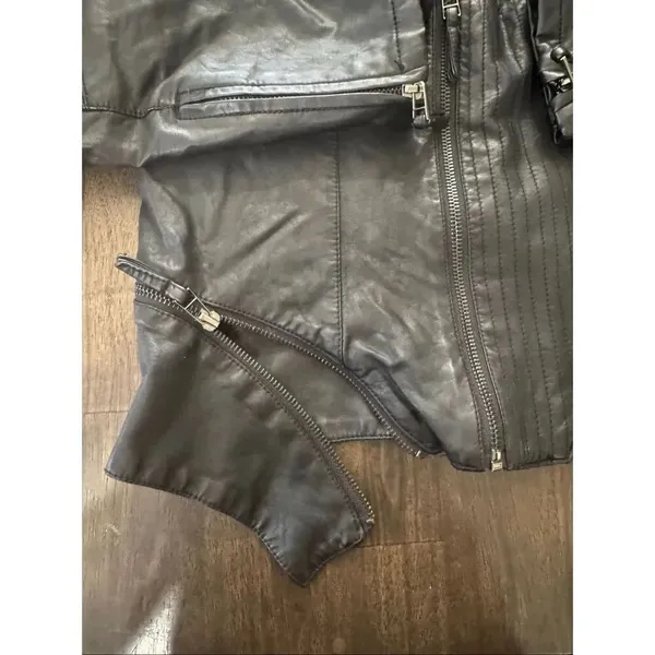 Women BlankNYC black faux leather MC type style. Size Large - Image 6