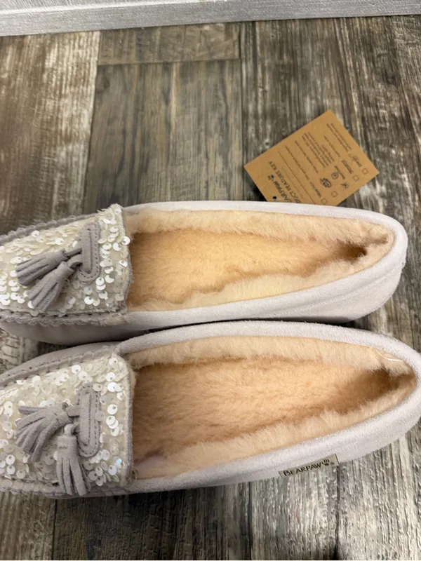 BearPaw Women’s Cream Tassel Moccasin Slipper Size 9 - Image 5