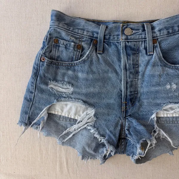 Levi's 501 High Rise Cutoff Denim Shorts Womens 25 Blue Distressed Raw Hem‎ - Image 5
