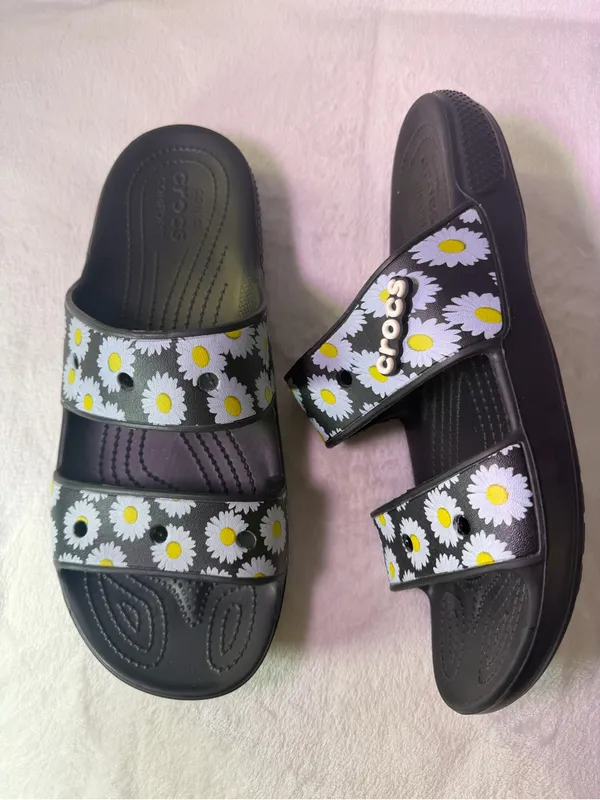 CROCS Black Daisy-Print Dual-Strap Kids Sandals - Image 6