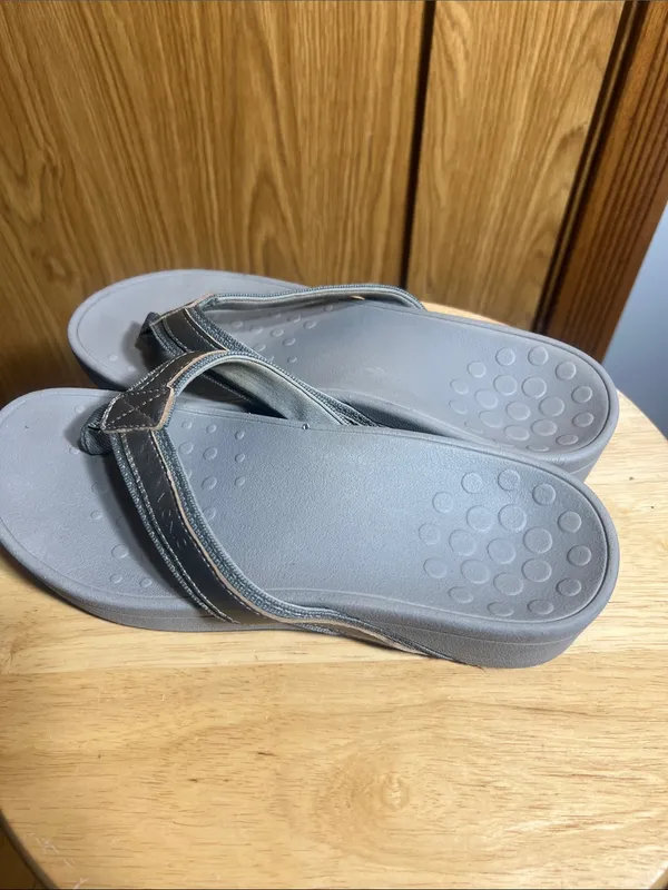 Vionic Silver Gray Thong Sandals - Image 4