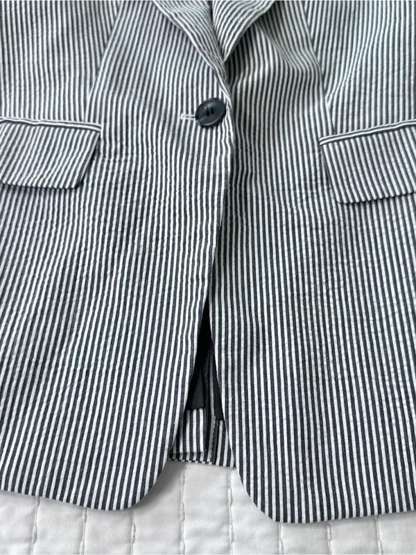 LOFT Women’s 6 Gray and White Stripes Blazer with Shoulder Pad Business Casual - Image 6