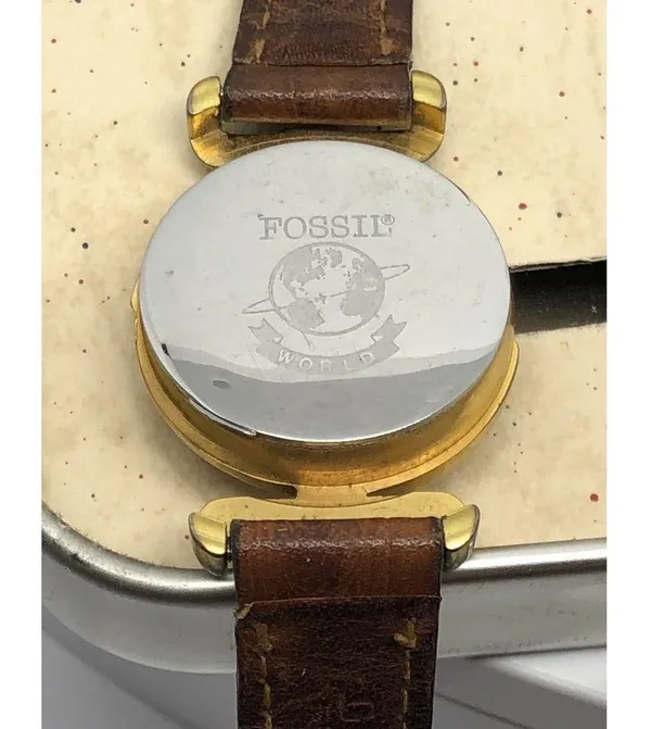 Vintage Retro 1990 Fossil Ladies Watch In Tin and Sleeve Hong Kong *Doesn't Work - Image 6