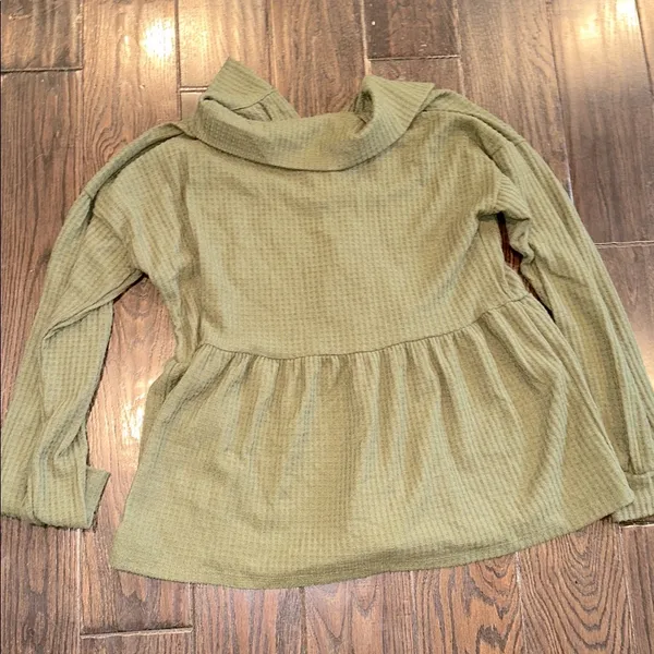 Heimish olive green waffle knit boho top size medium - Image 4