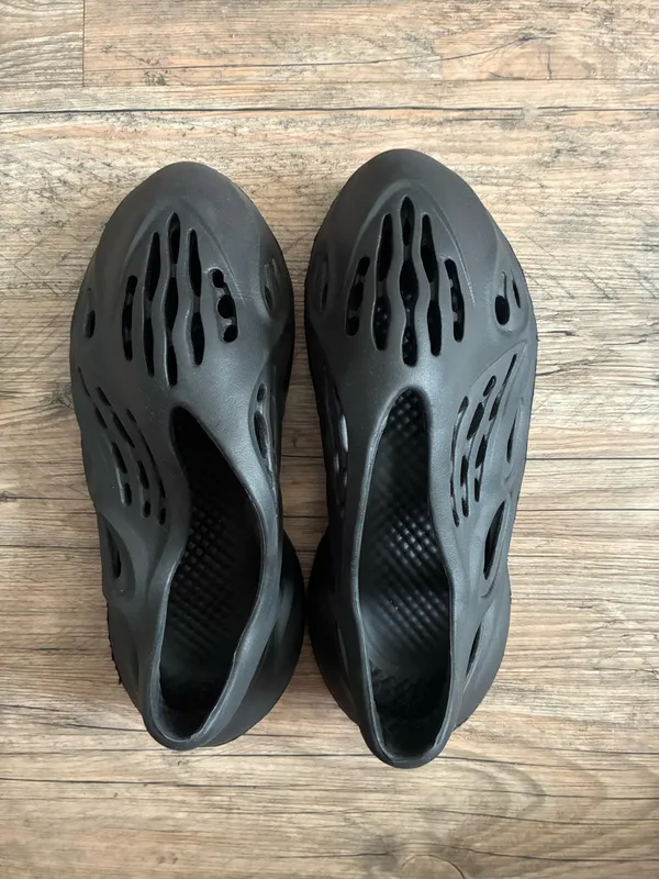 Unisex Casual Slip-On Foam Clog in Black - Image 2