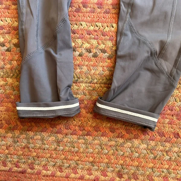 LULULEMON GREY CROP RUN ATHLETIC LEGGINGS - Image 4