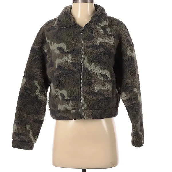 ✨ American Eagle Women’s Camo Fleece Sherpa Teddy Cropped Jacket✨ - Image 2