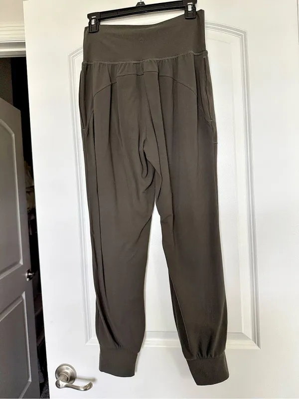 Athleta Salutation Jogger in Powervita Grayish Green Size Small - Image 4