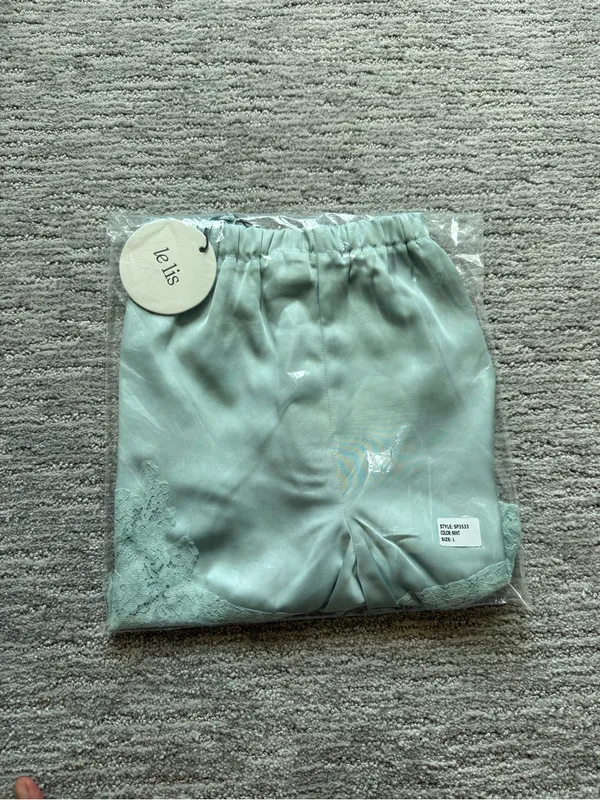 Le Lis: Elastic Waist Lace Trim Shorts Size XS - Image 6