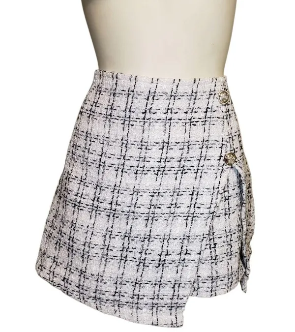 Black and white tweed plaid mini skirt with built in shorts approximate size XL - Image 2