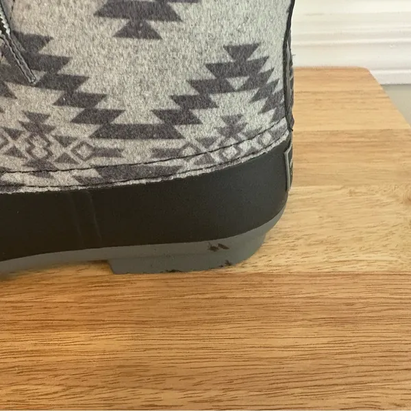 Simply Southern Gray And Black Aztec Print Duck Boot Size 7‎ - Image 6