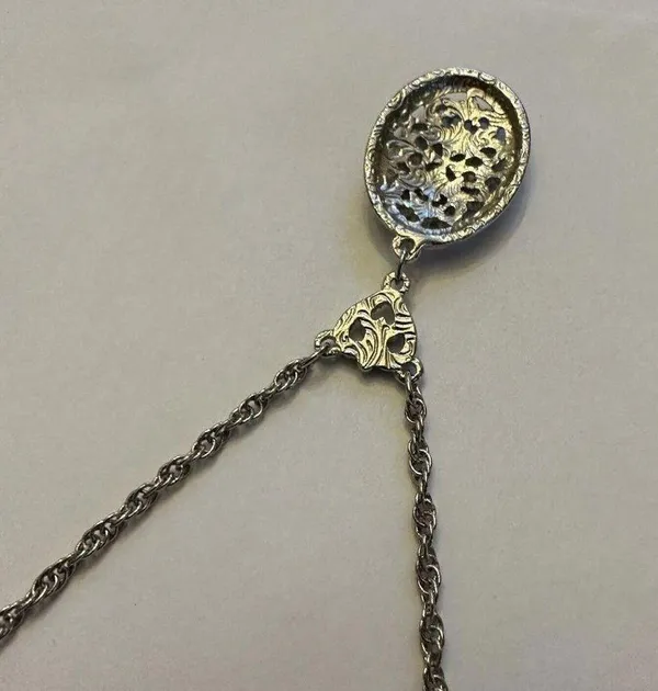 Signed 1928 (Brand) Silver Tone Costume Necklace - Image 9