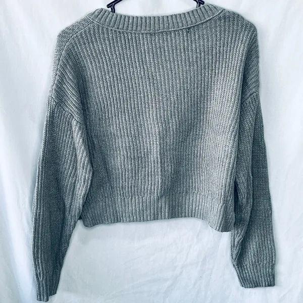 Wild Fable Gray Cropped V-Neck Sweater M - Image 2