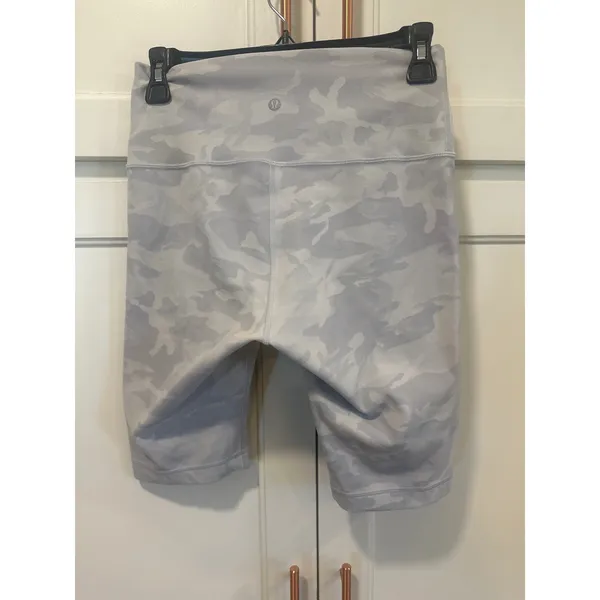 Lululemon wonder under Biker Shorts Grey Camo 10 Inch Inseam Womens Size 8 - Image 4