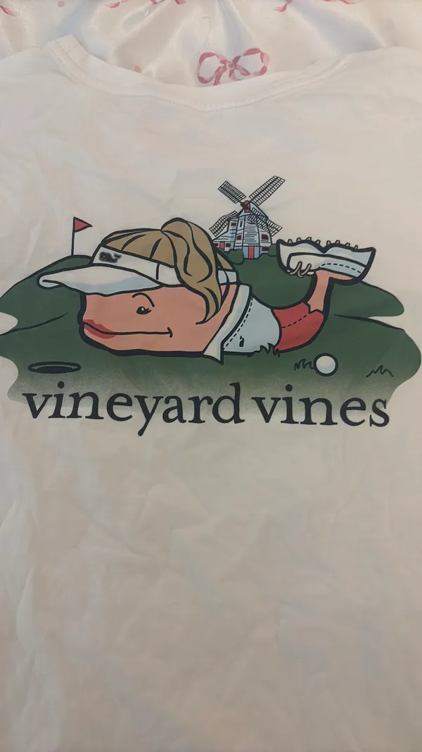 White vineyard vines T-shirt with designs - Image 5