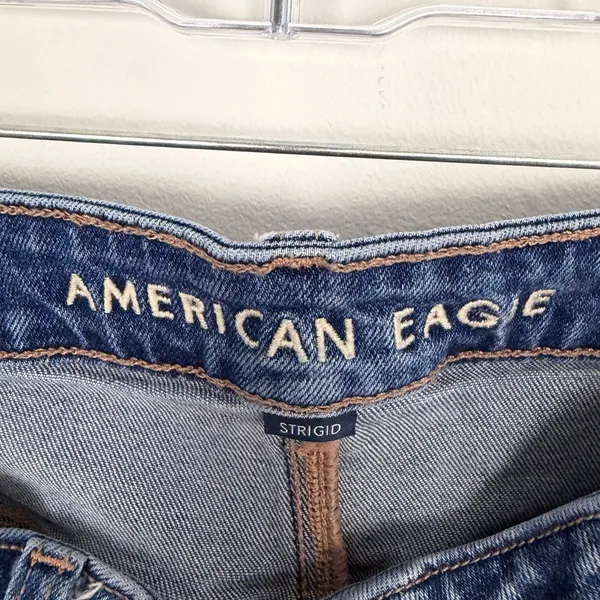 American Eagle Strigid Mom Jeans Size 12 Short Medium Wash High Waist Raw Hem - Image 9