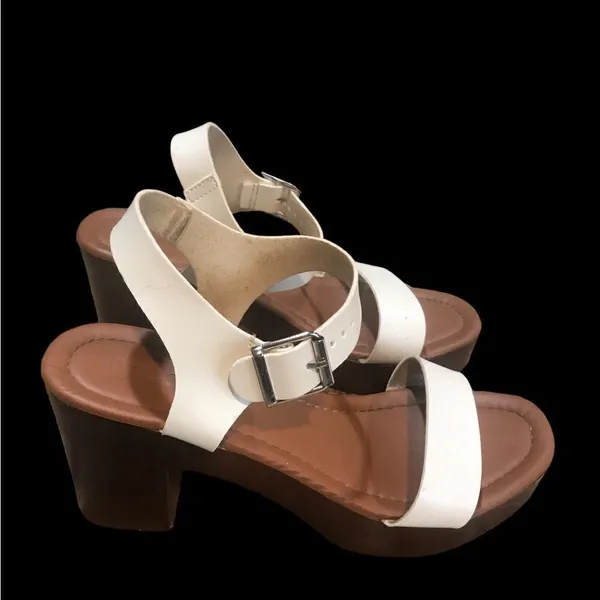 White strap sandals heels Wood bottom size 9 - Image 3