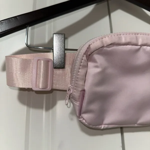 Yogalicious Soft Adjustable Lightweight Belt Bag OS - Image 2