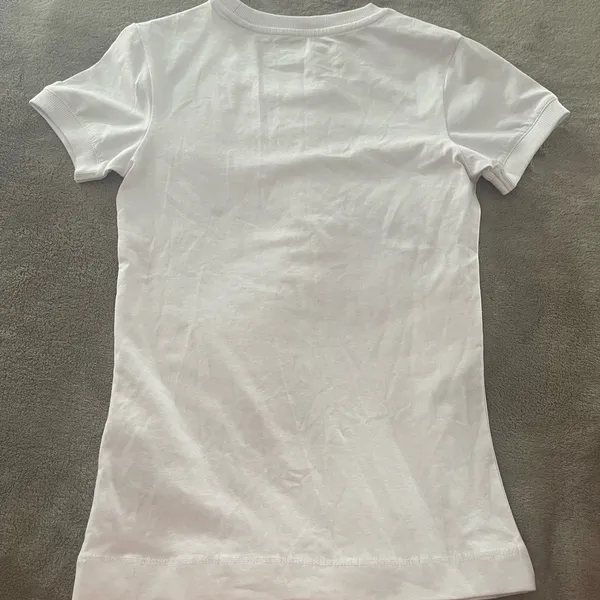 💋NWT GUESS Women's Short Sleeve Crew Neck Star Triangle Tee Shirt, Size XS - Image 4