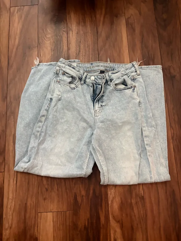American Eagle Super High-Rise Wide-Leg Baggy Jeans Size 4 Short - Image 2
