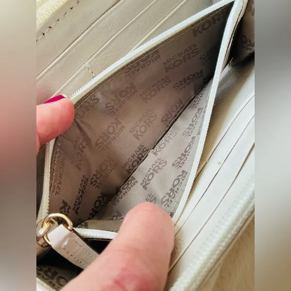 Michael Kors zip around wallet 💵💷💶💰 - Image 7