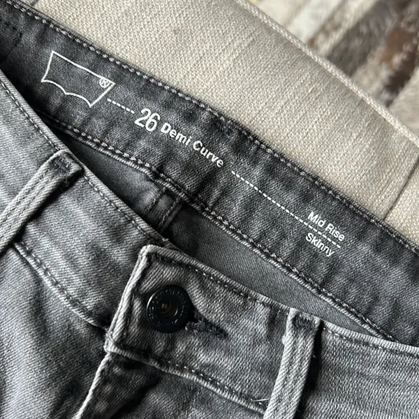 Levis Women Demi Curve Mid Rise Skinny Grey Patchwork Jeans‎ - Image 4