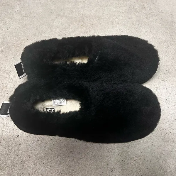 UGG Classic Cozy Bootie Black Sheepskin Slipper Boot Booties Women’s Size 6 - Image 2
