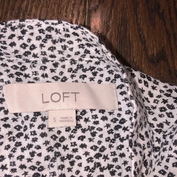 Loft black and white long sleeve floral top size small - Image 4