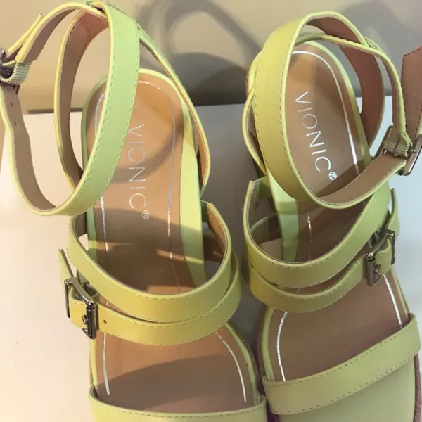 Vionic Sabina wedge-heel platform sandals in pale lime green leather, like new! - Image 5
