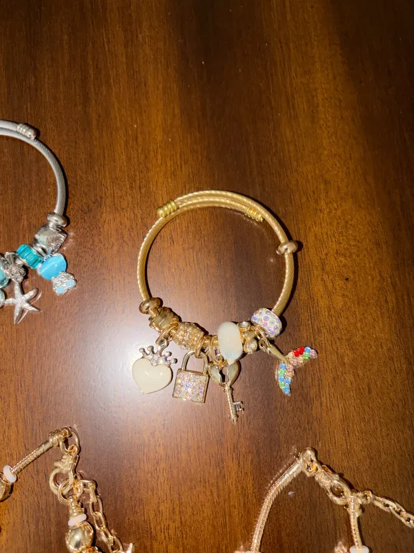 Set of 5 charm bracelets 4 gold 1 silver - Image 6