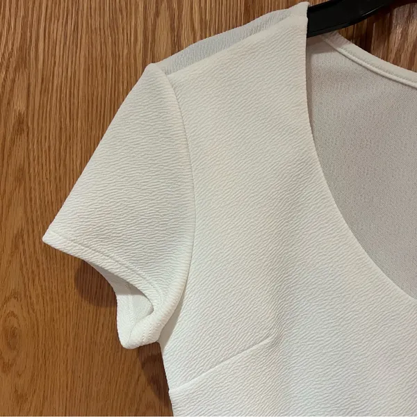 Show Me Your Mumu Miami V-Neck Stretch Crepe Crop Top in Bone‎ Size Medium - Image 9