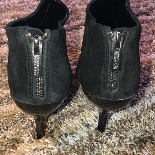💖 Adorable Reaction Kenneth Cole Heeled Booties. - Image 2