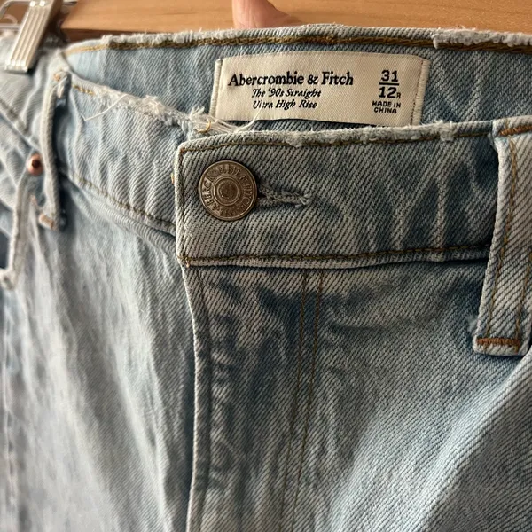 ABERCROMBIE & FITCH The 90s Straight Leg Ultra High Rise Seam Split Hem Jeans - Image 8