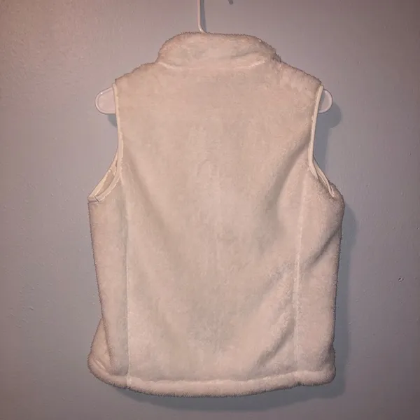 NWOT fluffy winter vest Size undefined - Image 2