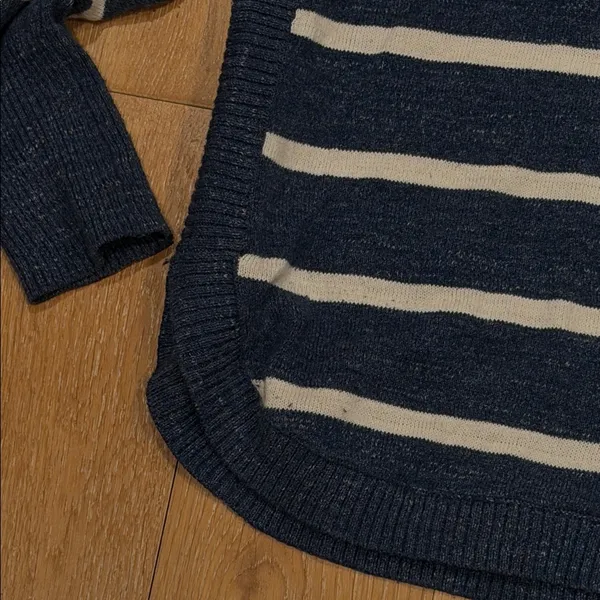 Vineyard Vines Women's Navy and White Striped Sweater‎ small - Image 4