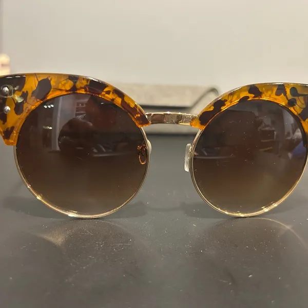 Tortoise Shell Sunglasses Brown - Image 3