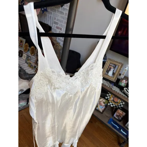 Linea Donatella white satin nightgown a delicate lace neckline women's Large nwt - Image 2