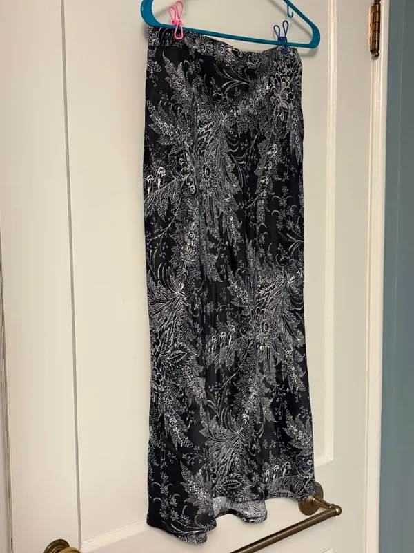 Anthropologie bias satin midi skirt black white paisley floral size 8 bohemian - Image 3