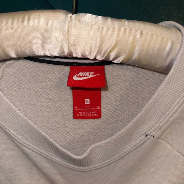 Nike White Crew Sweatshirt with Red Tag - Image 3