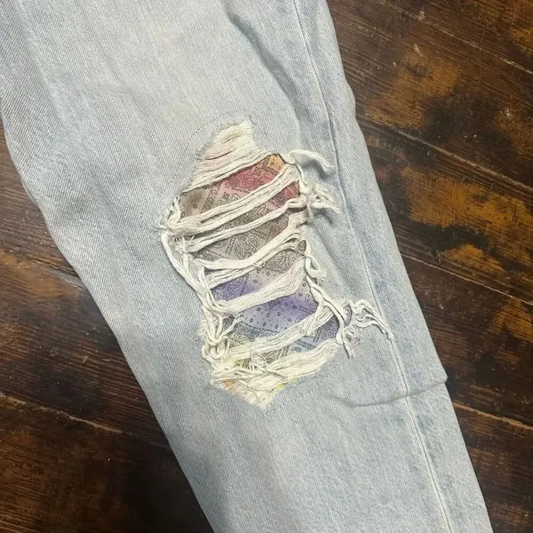 American Eagle Mom destroyed light wash relaxed jeans - Image 2