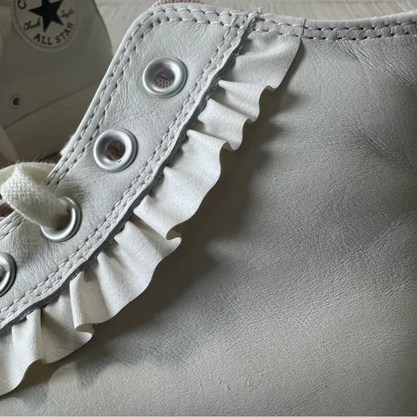 Converse All Star Chuck Taylor Hi Lift size 6.5 Vintage White Leather Ruffle - Image 3