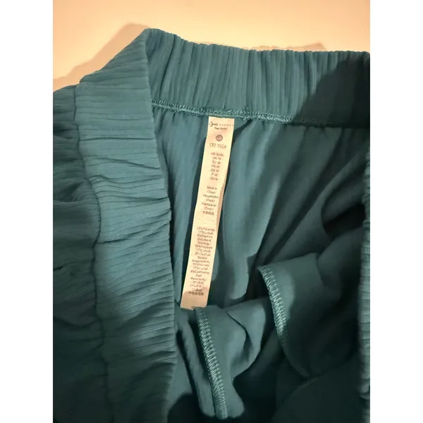 $28 New Crz Yoga Ribbed Sweat Shorts - Small - Green - Image 4