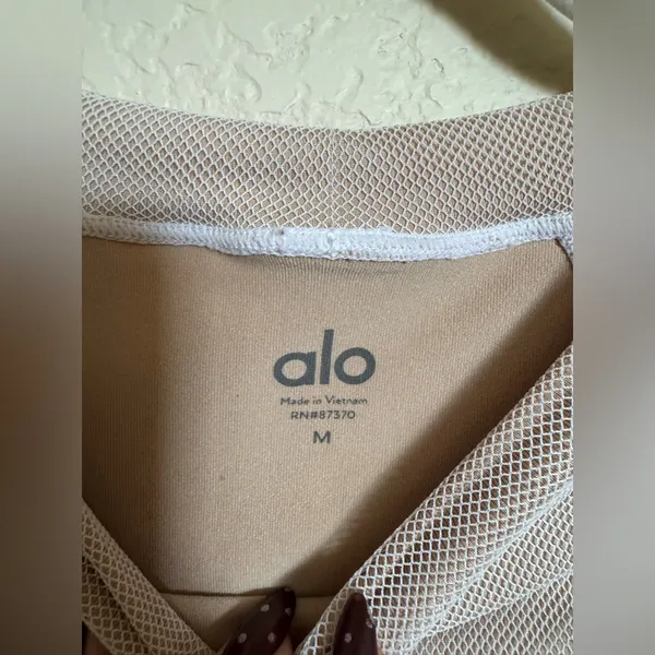 Alo‎ Yoga Vision Long Sleeve Shirt Sz M in White Latte Cropped Ruched Mesh - Image 5